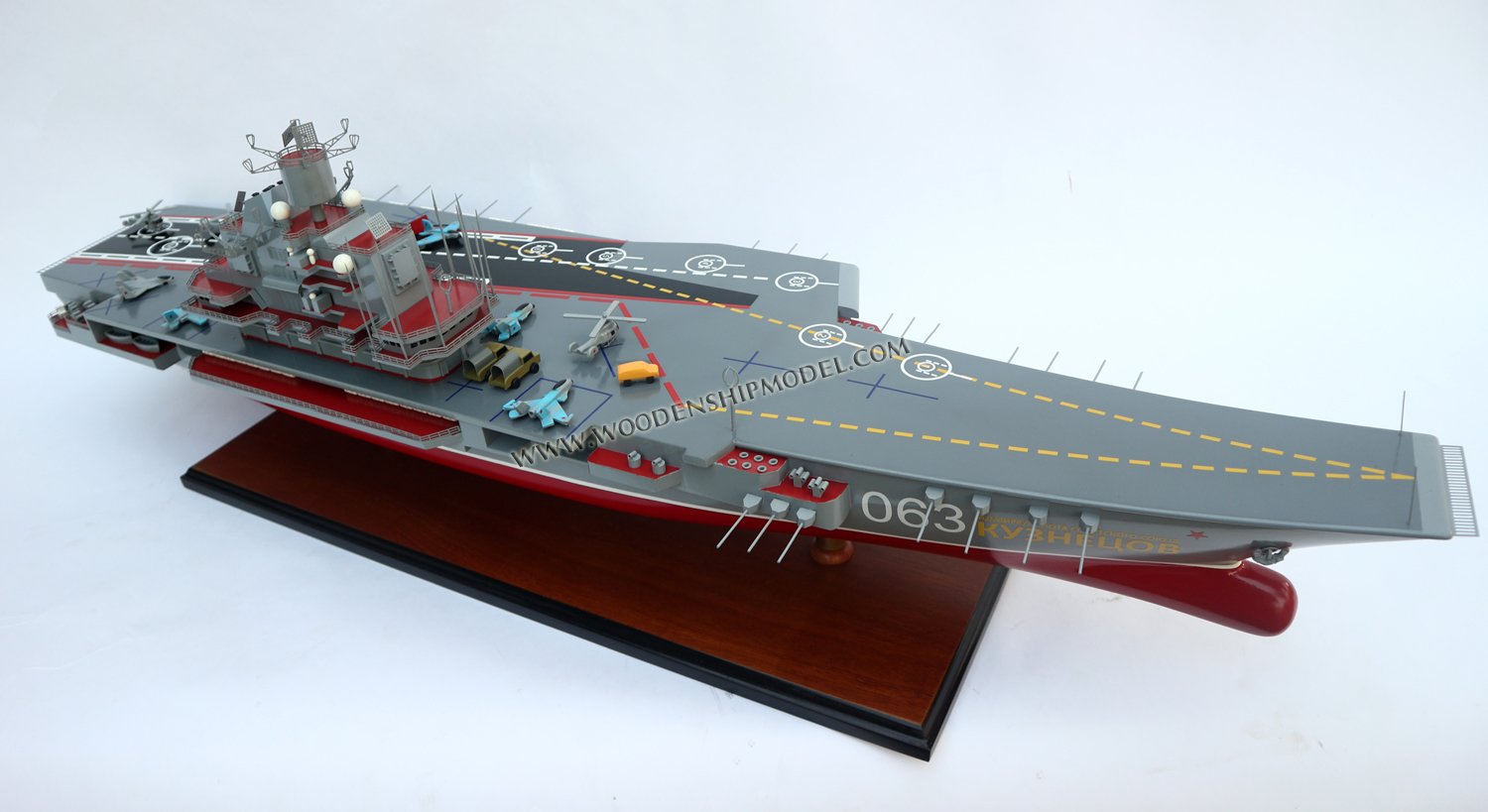 The Admiral Kuznetsov aircraft carrier was built between 1897 and 1900 in St. Petersburg and joined Russia's Baltic fleet in 1903. The ship measures 126.8 meters in length, 16.8 meters in width and weighs a staggering 7,600 tons. Maintaining a speed of 20 knots it can travel independently for up to 1,440 sea miles.